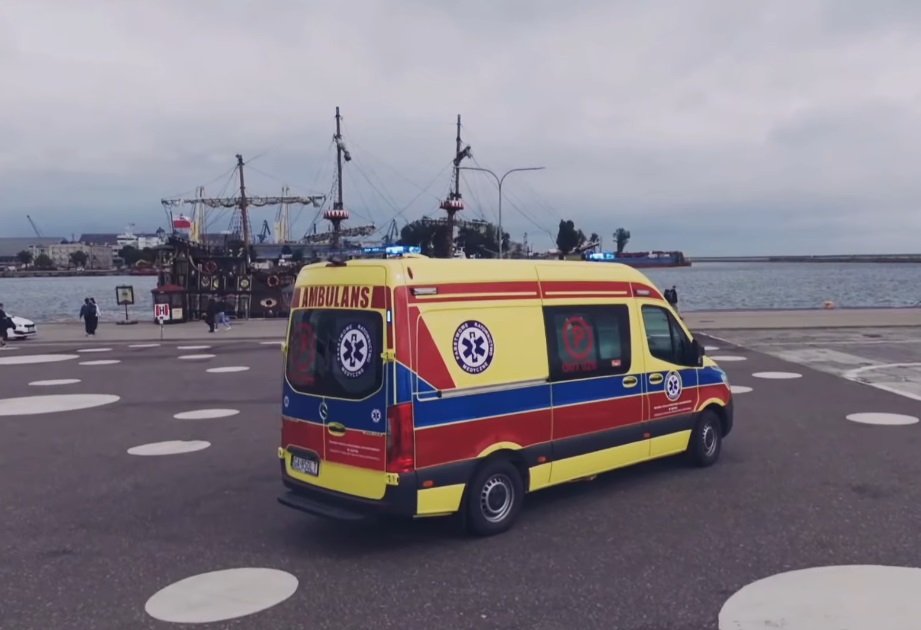Nowy ambulans zakupiony dzięki miejskiej dotacji na Molo Południowym. Będą z niego korzystać ratownicy, którzy obsługują Śródmieście i pobliskie dzielnice (źródło: Miejska Stacja Pogotowia Ratunkowego / Facebook)
