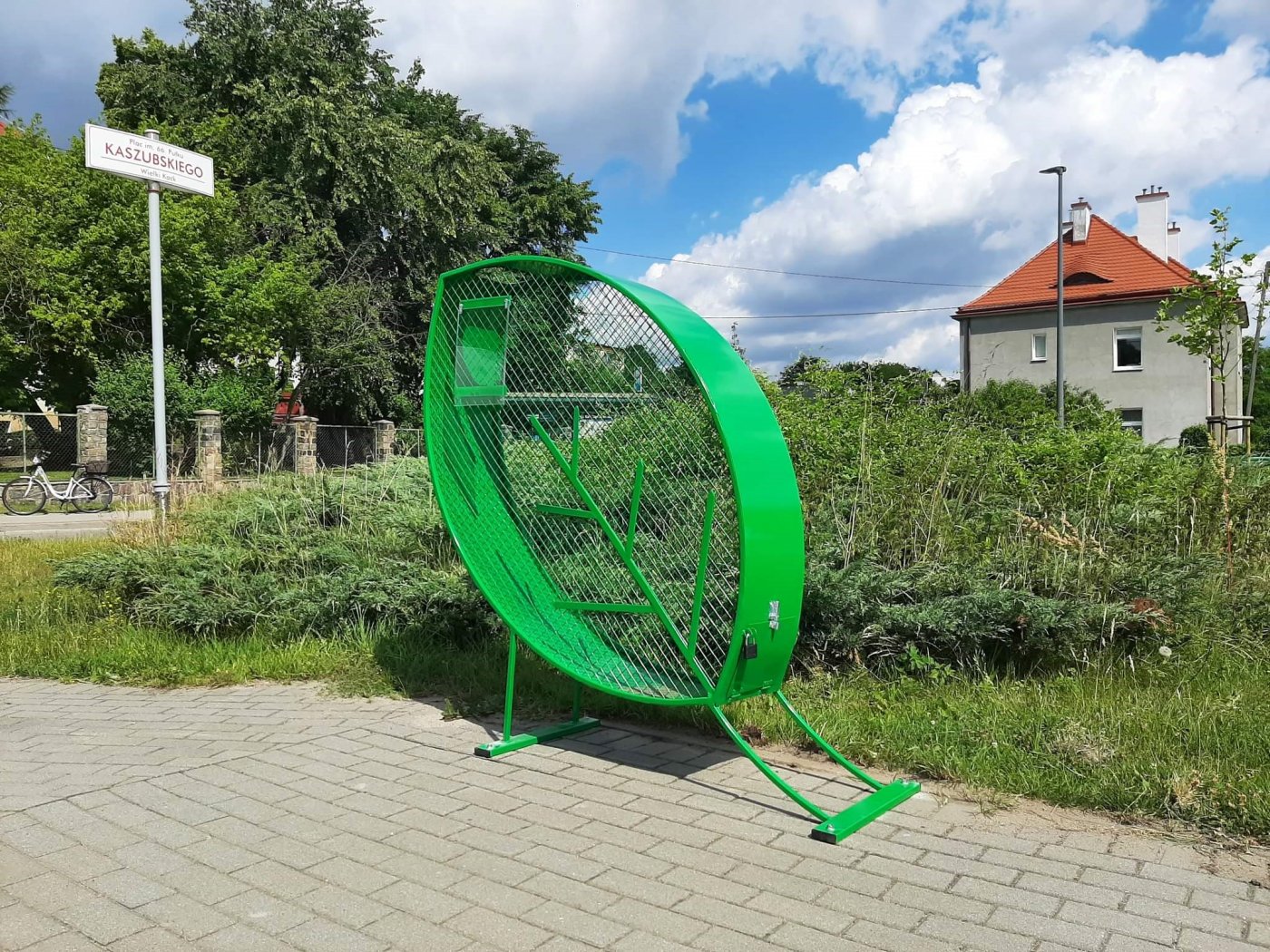 Montujemy pojemniki na plastikowe nakrętki // fot. RD Wielki Kack