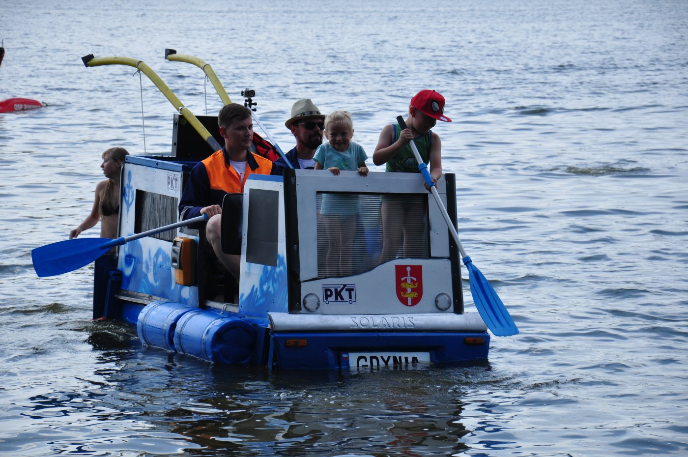 Na jeziorze Tuchom w okolicach Gdyni odbyły się zawody w pływaniu na byle czym. Gdynię reprezentował pierwszy gdyński trolejbus pływający