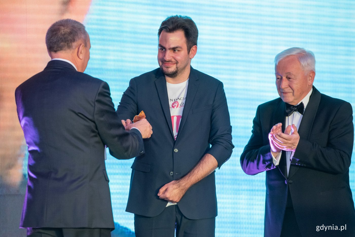 Podczas tegorocznej Gali laureatem Bryły Dobroczynności został Przemysław Szaliński, na zdj. w środku podczas odbierania nagrody, fot. Dawid Linkowski