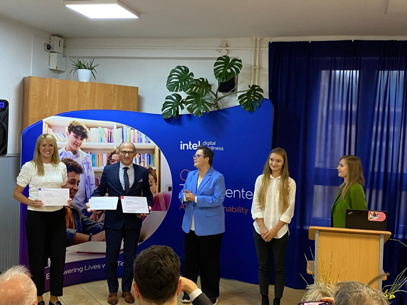 Oficjalne otwarcie projektu AI w miejscowości Poniatowa. Na zdj. (od lewej) m.in.: Jolanta Dobska, wicedyrektorka ZSO nr 8 w Gdyni, Witold Chudyszewicz, dyrektor ZSO nr 8 w Gdyni oraz wiceministra MEN – Katarzyna Lubnauer (fot. ZSO nr 8/FB)