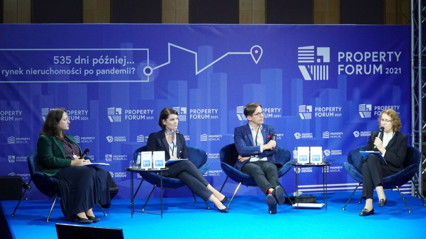 Od lewej: Katarzyna Gruszecka-Spychała – wiceprezydent Gdyni ds. gospodarki, Tomasz Konior – architekt, urbanista i właściciel Konior Studio, a także Dorota Wysokińska-Kuzdra – przewodnicząca Urban Land Institute Poland podczas debaty na Property Forum w Warszawie // fot. PTWP