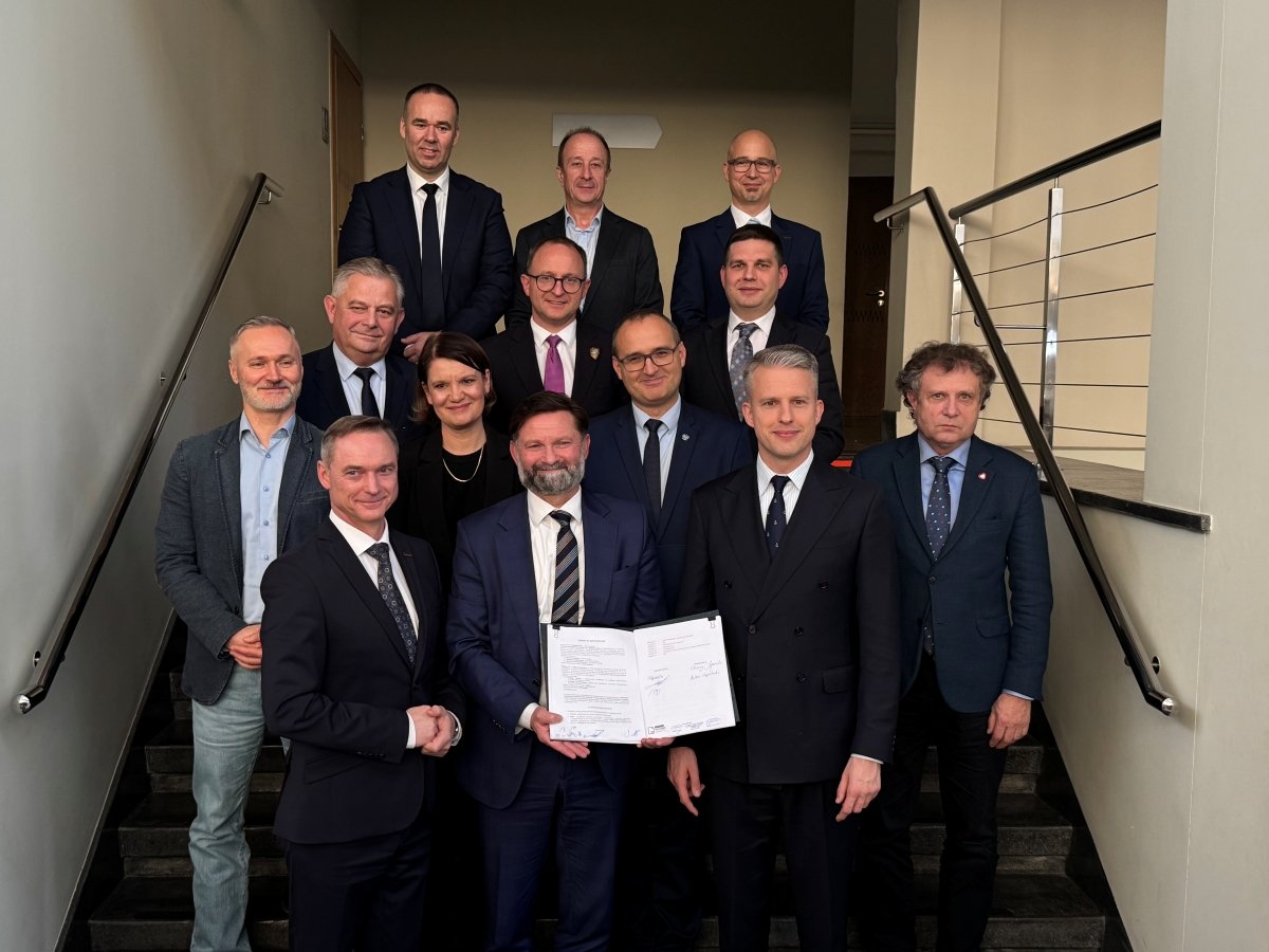 Port Gdynia podpisał umowę na rozbudowę Stanowiska Przeładunku Paliw Płynnych. W uroczystości wzięli udział m.in.  Arkadiusz Marchewka, wiceminister infrastruktury, Jacek Karnowski, wiceminister funduszy i polityki regionalnej, Emil Rojek, wicewojewoda pomorski, Jarosław Wałęsa, poseł na Sejm RP, Marcin Skwierawski, wicemarszałek województwa pomorskiego, Maciej Zielonka, wiceprezydent Gdyni, Piotr Gorzeński, prezes Portu Gdynia, Katarzyna Gruszecka-Spychała, wiceprezes Portu Gdynia oraz przedstawiciele firmy Budimex (fot. Łukasz Kamasz)