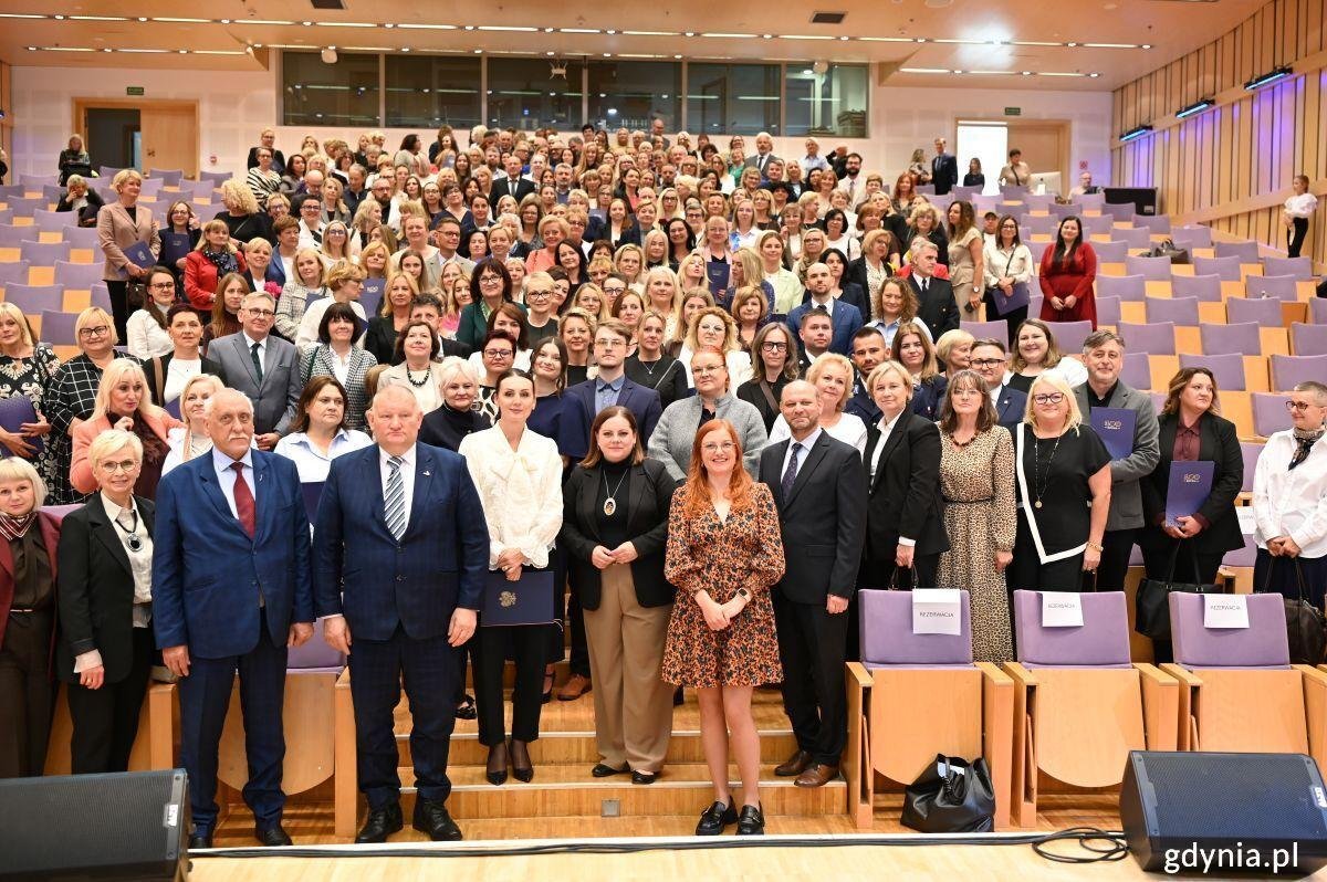 Wspólne zdjęcie uczestników Dnia Edukacji Narodowej w PPNT Gdynia. W centralnym punkcie wojewoda pomorska Beata Rutkiewicz i prezydent Gdyni Aleksandra Kosiorek (fot. Waldemar Ulanowski)