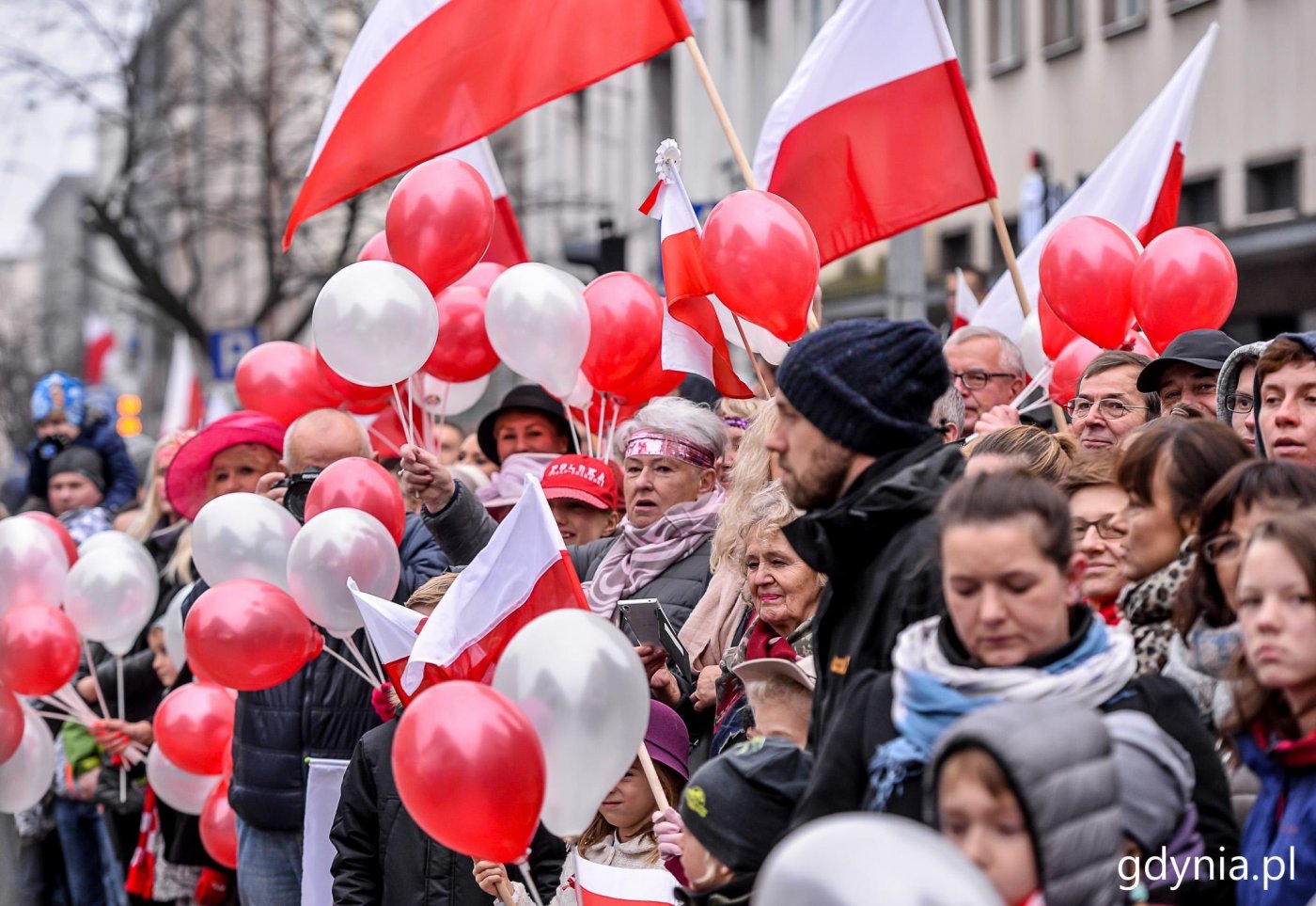 Gdynianie świętując Urodziny Niepodległej nie zapominają o biało-czerwonych akcentach // fot. Przemysław Świderski