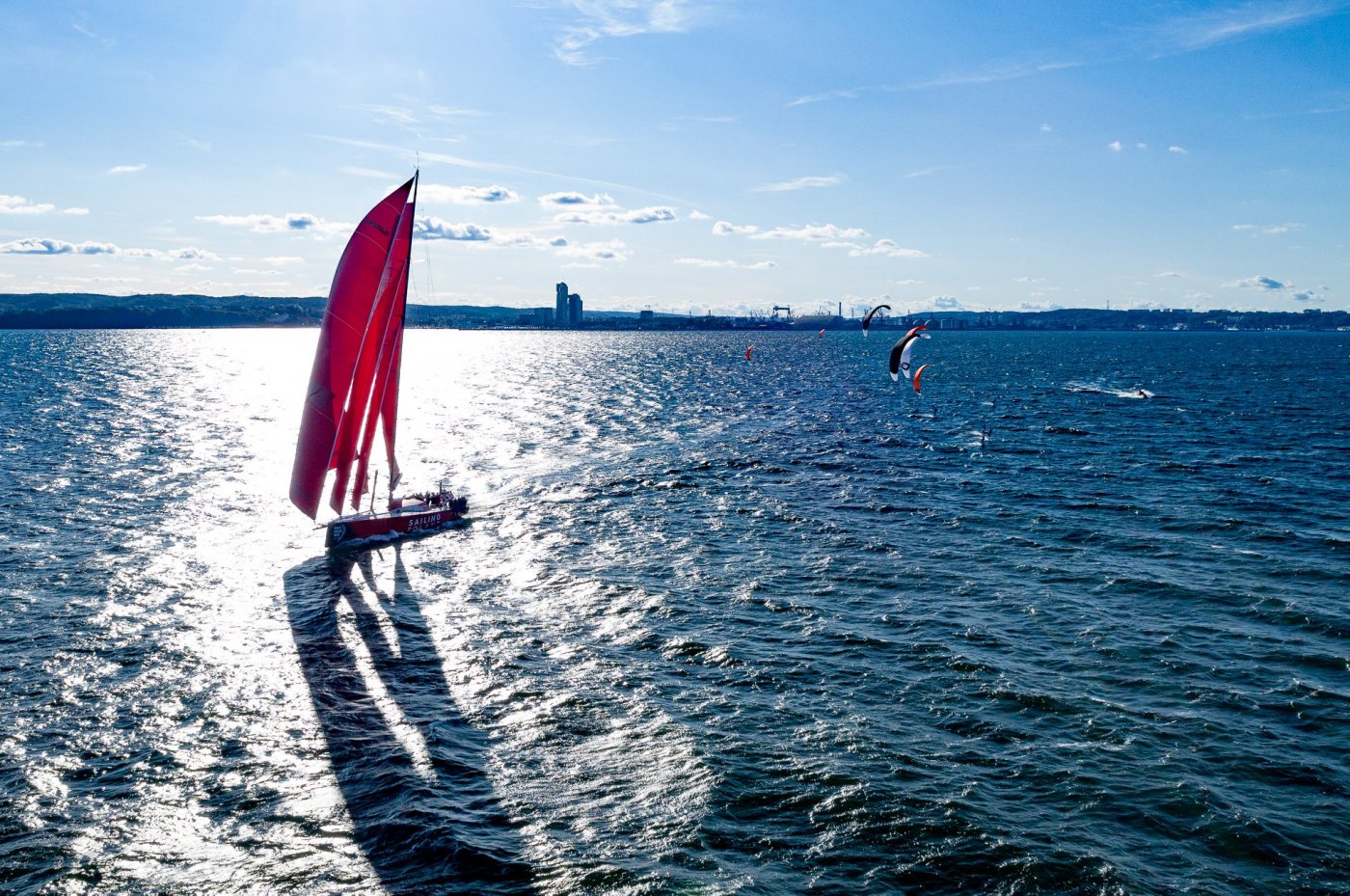 Gdynia macierzystym portem jachtu regatowego klasy VO65 // Fot. Dzida film studio - Łukasz Baliński videography