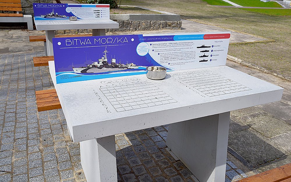 Dwa stoły do klasycznej gry stanęły przy wystawie plenerowej Muzeum Marynarki Wojennej w Gdyni, fot. Muzeum Marynarki Wojennej