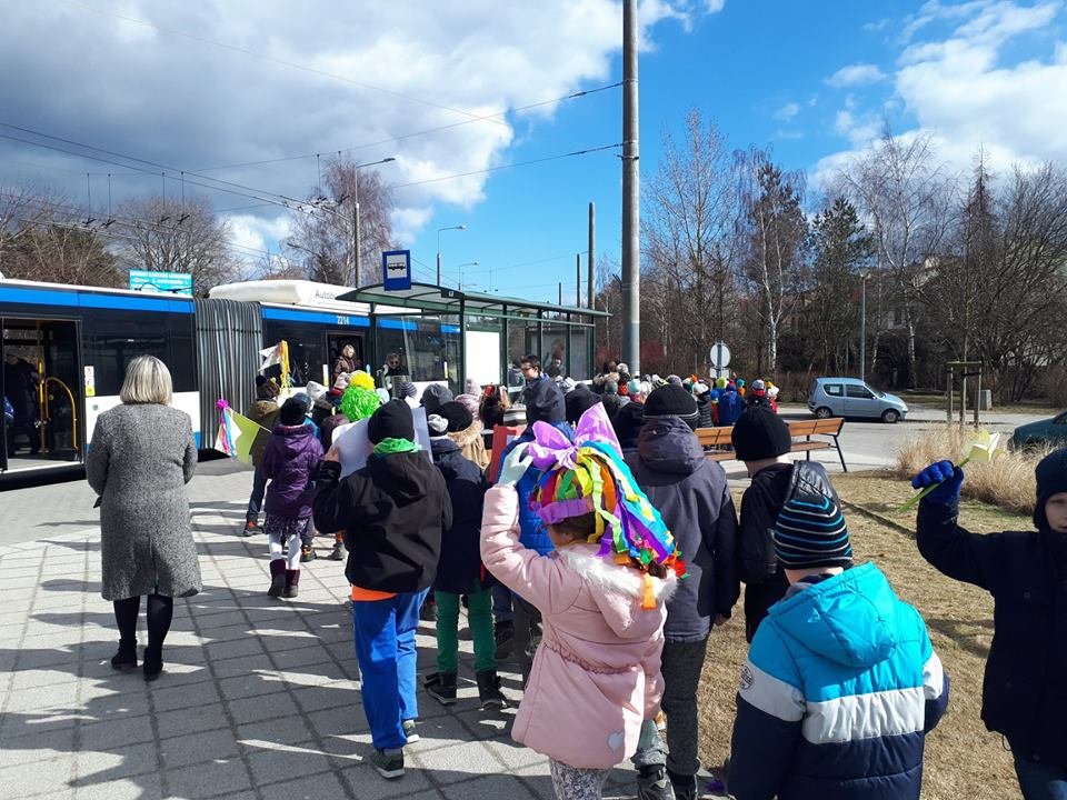 Darmowa komunikacja miejska dla uczniów od 1 czerwca fot. Zespół Wczesnej Edukacji nr 1 Gdynia Dąbrowa