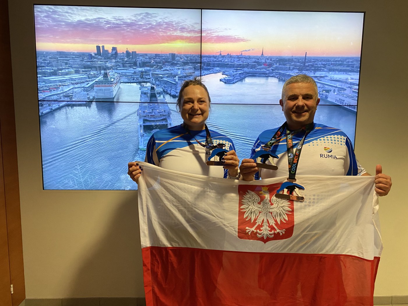 Aleksandra Kabelis i Piotr Biankowski z flagą Polski podczas Mistrzostw świata w lodowym pływaniu na Łotwie (fot. materiały własne)
