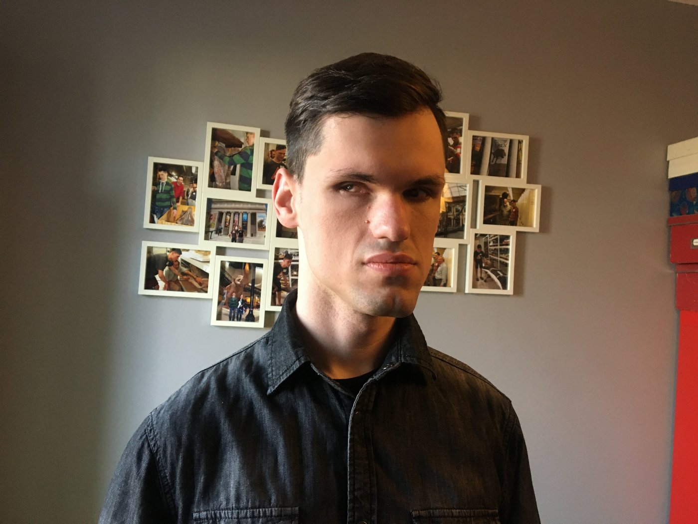 Na zdj. młody pisarz Kuba Nowicki na tle ściany ze zdjęciami // archiwum prywatne