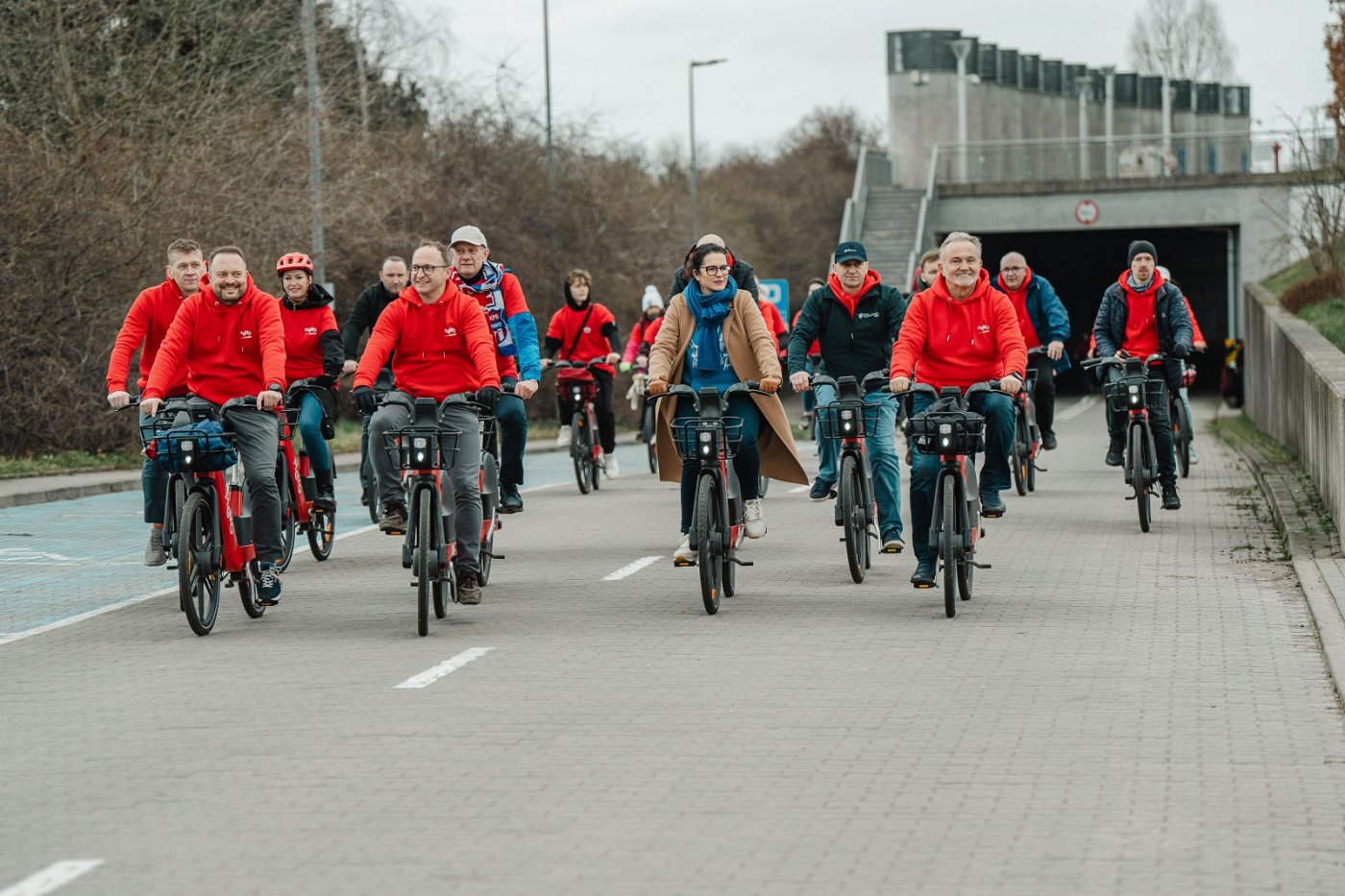 Wiosenny przejazd rowerowy samorządowców z Mevo. Od prawej: Wojciech Szczurek - prezydent Gdyni, Marcin Majek – wójt Kosakowa, Aleksandra Dulkiewicz - prezydentka Gdańska, Wojciech Kankowski - burmistrz Żukowa, Marcin Skwierawski - wiceprezydent Sopotu, Marek Łucyk - wiceprezydent Gdyni ds. rozwoju i Michał Felon - dyrektor gdyńskiego ZDiZ (fot. Konrad Kędziora)