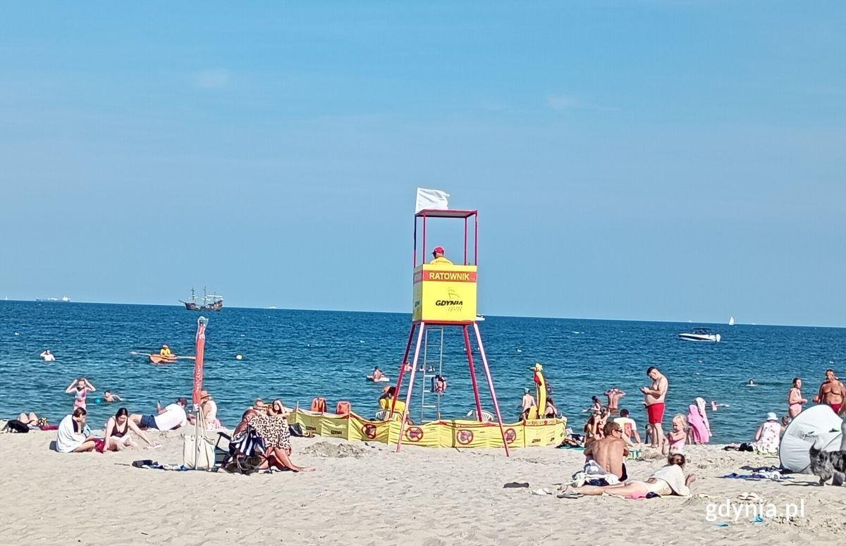 Ratownicy na gdyńskich plażach są wyposażeni w specjalistyczny sprzęt i pełnią dyżury codziennie w godz. 9:30-17:30 (fot. Waldemar Ulanowski)