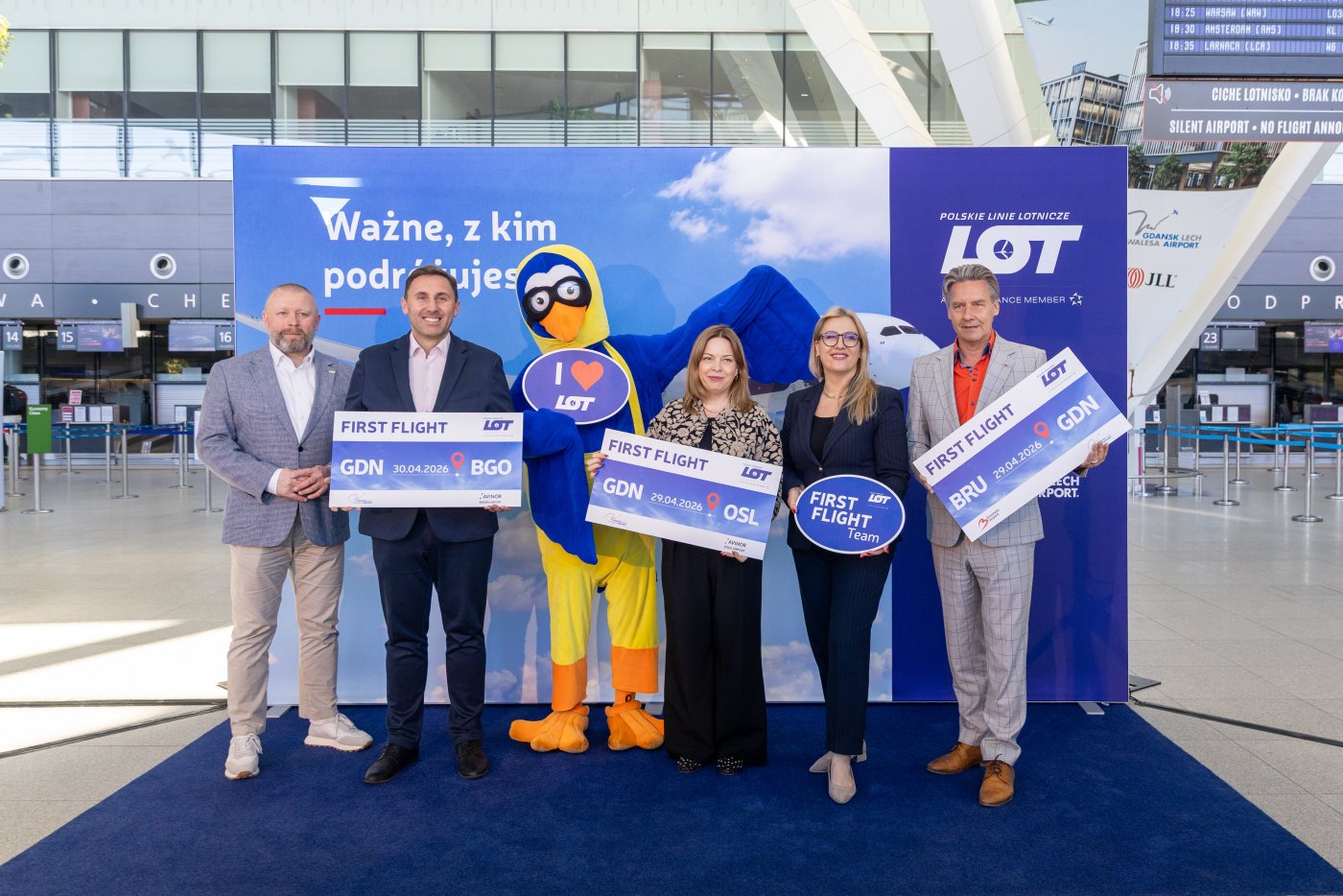 Uruchomienie nowych połączeń przez PLL LOT do Oslo, Bergen i Brukseli z Gdańska. Na zdjęciu od lewej: rzecznik PLL LOT Krzysztof Moczulski, wiceprezydent Gdańska Piotr Borawski, maskotka Portu Lotniczego w Gdańsku Airnest, wiceprezydentka Gdyni Oktawia Gorzeńska, dyrektorka Biura Sprzedaży PLL LOT Marta Wiśniewska, prezes Portu Lotniczego Gdańsk im. Lecha Wałęsy Tomasz Kloskowski (fot. mat. prasowe Port Lotniczy im. Lecha Wałęsy)