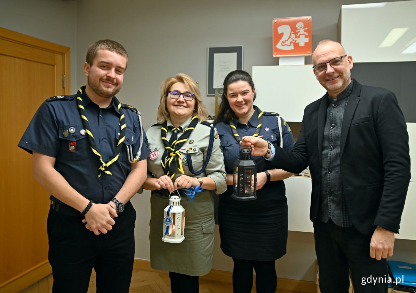 Od lewej: podharcmistrz Krystian Domański – zastępca komendant Hufca ZHP w Gdyni, harcmistrz Anna Sadowska  z 21. Szczepu „Polaris” i harcmistrz Agnieszka Szlosowska – komendant Hufca ZHP w Gdyni przekazali Betlejemskie Światło Pokoju wiceprezydentowi Michałowi Guciowi // fot. Magdalena Czernek