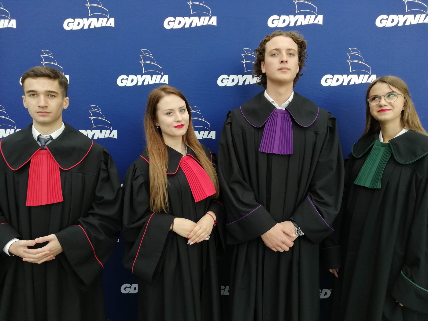 Uczniowie klasy o profilu prawniczym II LO w Gdyni reprezentujący Polskę na europejskich zawodach prawniczych Moot Court Europe 2019 w Rumunii// fot. Anna Ćwiklińska-Rutka