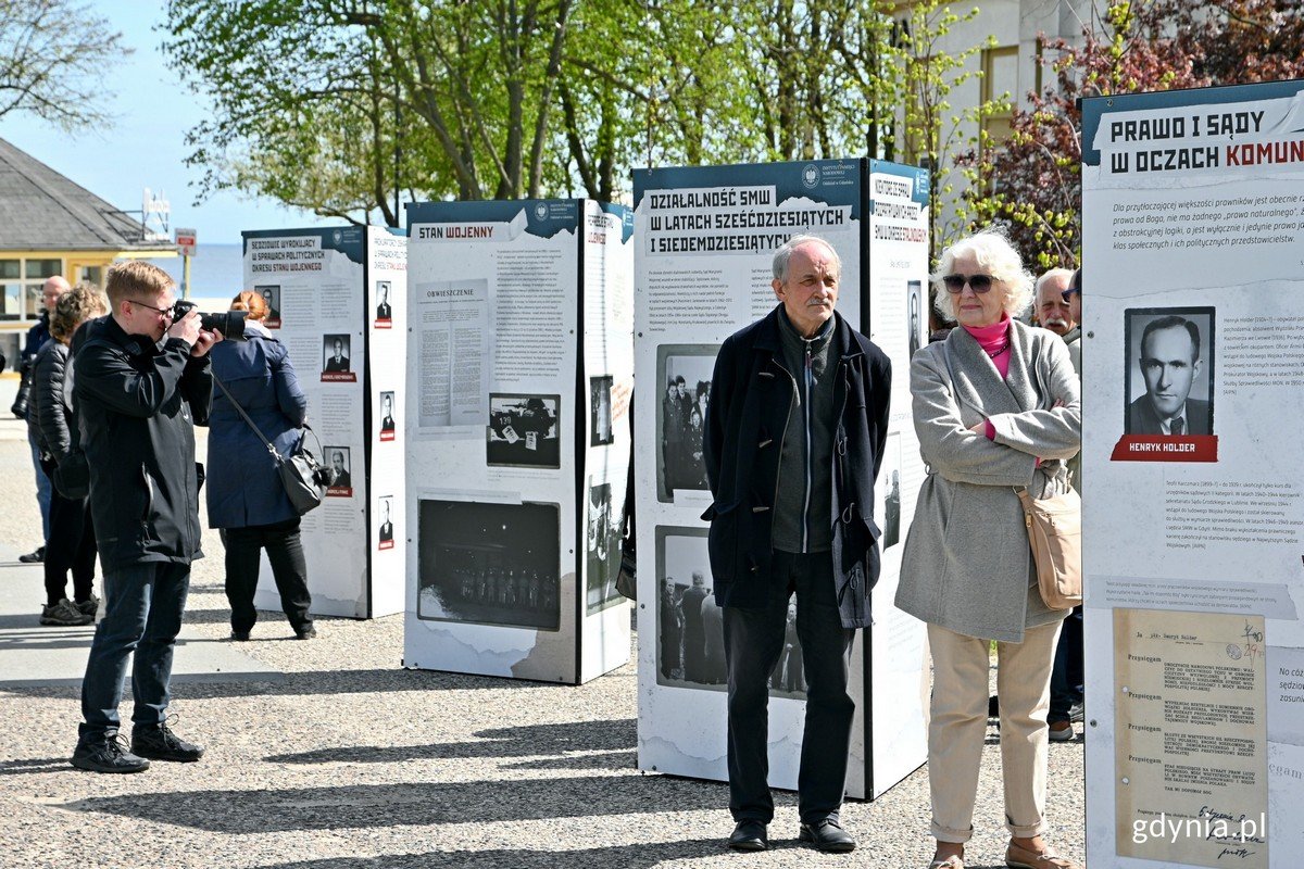 Wystawę gdańskiego IPN-u na temat Sądu Marynarki Wojennej można zobaczyć na placu Wolnej Ukrainy (fot. Magdalena Czernek)