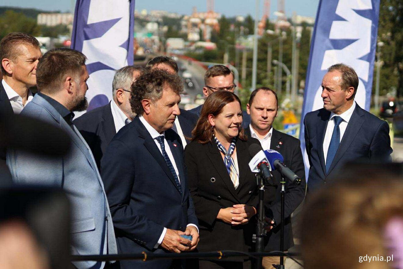 Od lewej: Michał Felon - dyrektor Zarządu Dróg i Zieleni w Gdyni, Tadeusz Szemiot - przewodniczący Rady Miasta Gdyni, wiceminister Jacek Karnowski, prezydent Gdyni Aleksandra Kosiorek, poseł Rafał Siemaszko i Mieczysław Struk - marszałek województwa pomorskiego podczas briefingu na Estakadzie Kwiatkowskiego (fot. Kamil Złoch)
