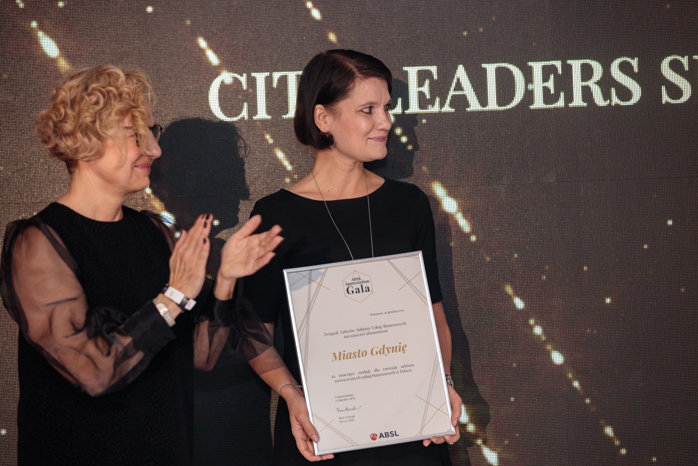 Wiceprezydent Gdyni ds. gospodarki, Katarzyna Gruszecka-Spychała (na zdjęciu z prawej)odebrała nagrodę dla miasta podczas ABSL Appreciation Gala, fot. ABSL Poland