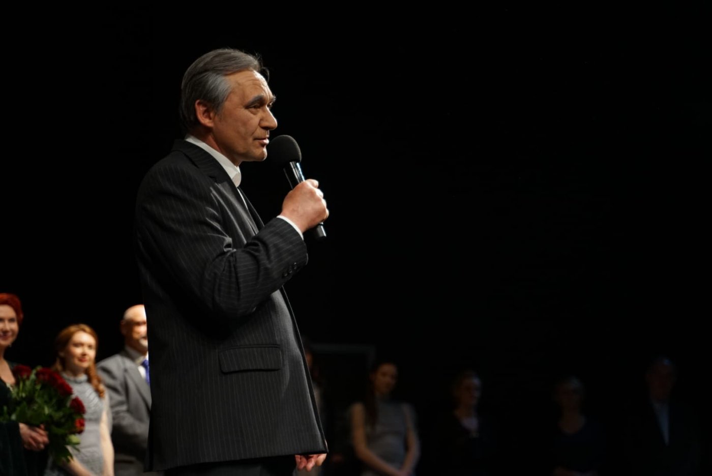 Grzegorz Wolf na scenie Teatru Miejskiego w Gdyni // fot. Kamil Złoch / Teatr Miejski w Gdyni