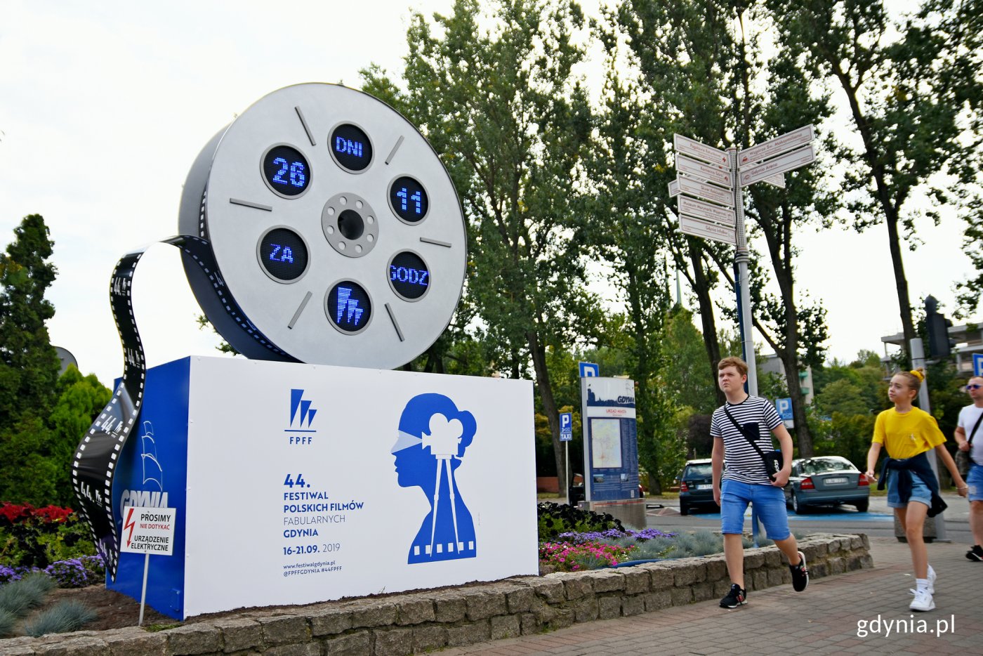 Festiwalowy zegar stanął tym razem przed głównym budynkiem Urzędu Miasta, fot. Kamil Złoch
