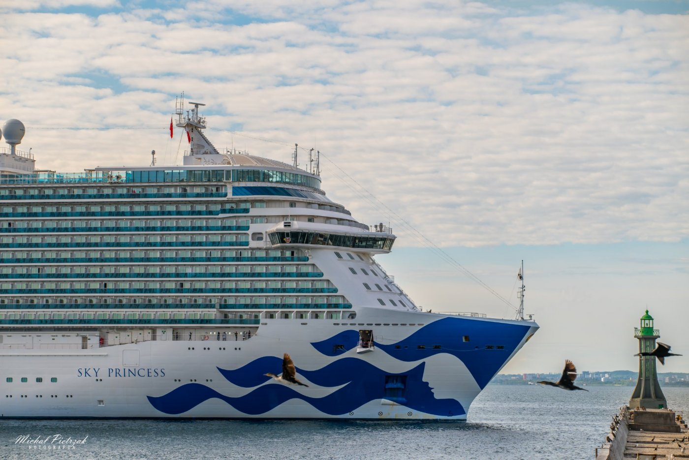 Wycieczkowce robią wrażenie na obserwatorach. Na zdjęciu Sky Princess – rekordzista pod względem długości cruiserów w gdyńskim porcie liczący ponad 329 metrów (fot. Michał Pietrzak Fotografia / z facebookowej grupy Gdynia w obiektywie)