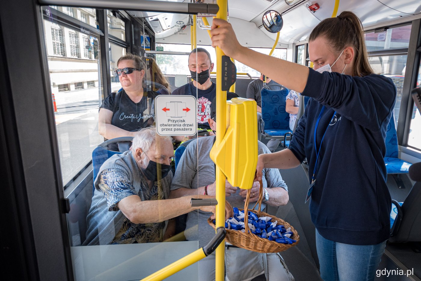 Symboliczna krówka (w koszu na zdjęciu) to podziękowanie za to, że pasażerowie stosują się do aktualnych zasad i zakrywają maseczką nos oraz usta, fot. Kamil Złoch