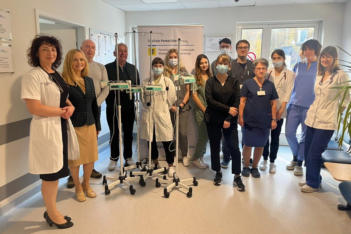 Od lewej: dr n.med. Iwona Danielewicz - kierownik Oddziału Onkologii Klinicznej Szpitala Morskiego im. PCK w Gdyni, Jolanta Sobierańska-Grenda - prezes zarządu Szpitali Pomorskich, Michael Kenny i Seamus Pentonny z zarządu Fundacji św. Patryka oraz personel Oddziału Onkologii Klinicznej Szpitala Morskiego podczas uroczystości przekazania pomp infuzyjnych // fot. Szpitale Pomorskie