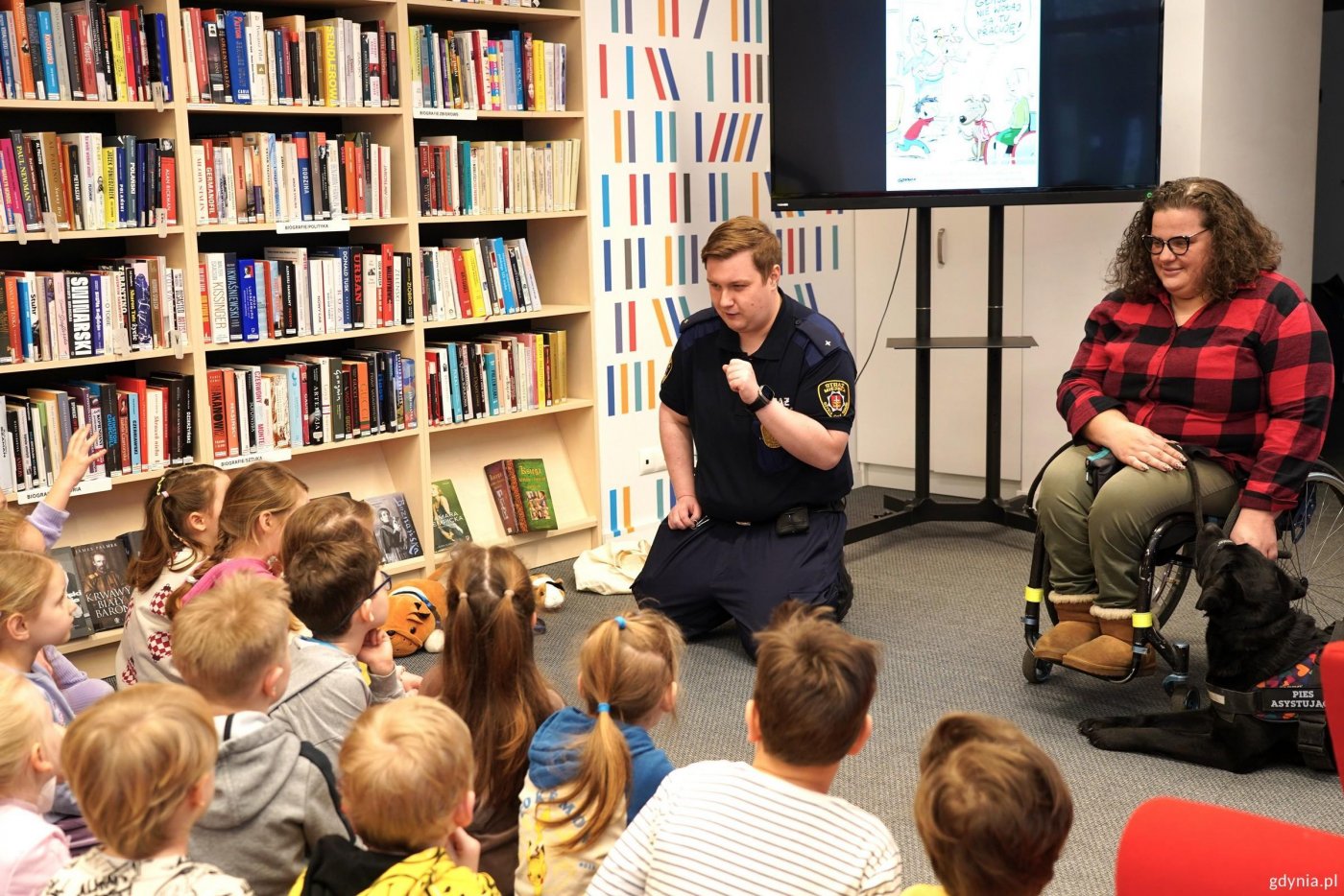 Marta Czachor z Wydziału Dostępności Urzędu Miasta Gdyni i Kamil Zdunek z Wydziału Straży Miejskiej i Zarządzania Kryzysowego na spotkaniu z przedszkolakami w Bibliotece Śródmieście (fot. Magda Śliżewska)