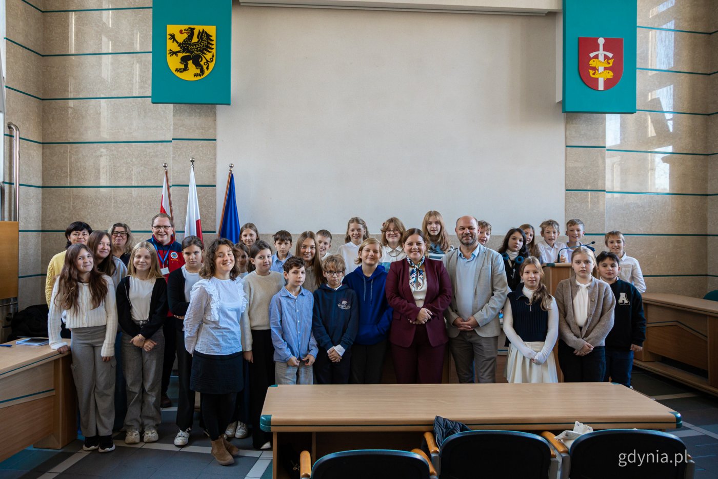 Uczniowie klasy 5a i ich wychowawczynie z Aleksandrą Kosiorek, prezydent Gdyni i Ireneuszem Trojanowiczem, wiceprzewodniczącym Rady Miasta (fot. Kamil Zoch).