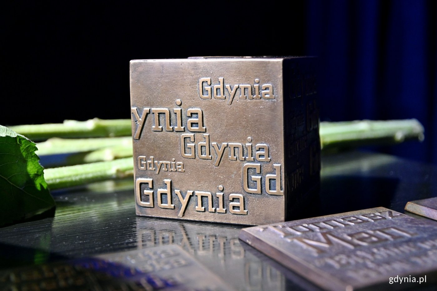 Statuetka Gdyńskiej Nagrody Dramaturgicznej i pamiątkowe plakietki dla finalistów (fot. Magdalena Czernek)