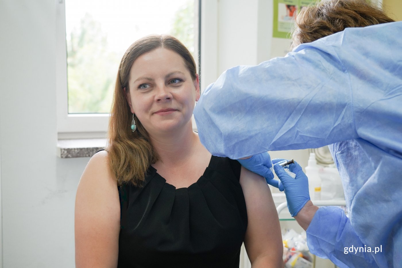 Prezydent Gdyni Aleksandra Kosiorek zaszczepiła się przeciw HPV w ZSP nr 3 (fot. Magdalena Czernek)