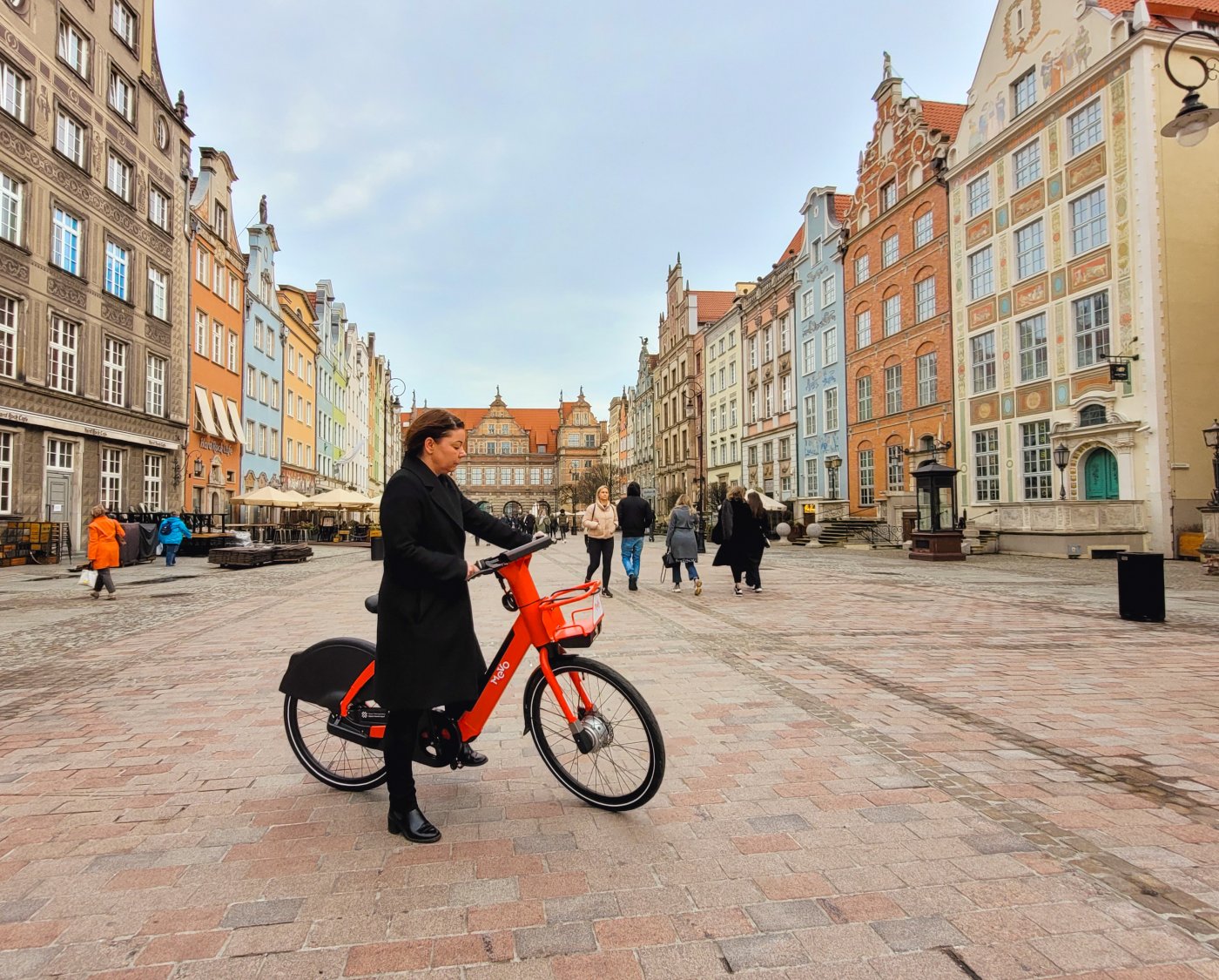 Na zdjęciu Dagmara Kleczewska, kierownik projektu Mevo 2.0, która także testuje rowery (fot. materiały prasowe OMGGS)