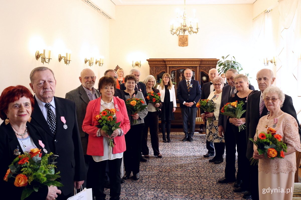 Medale za Długoletnie Pożycie Małżeńskie w USC. Na zdj. jubilaci biorący udział w uroczystości 7 kwietnia o godz. 13:00 i prezydent Wojciech Szczurek // fot. Przemysław Kozłowski