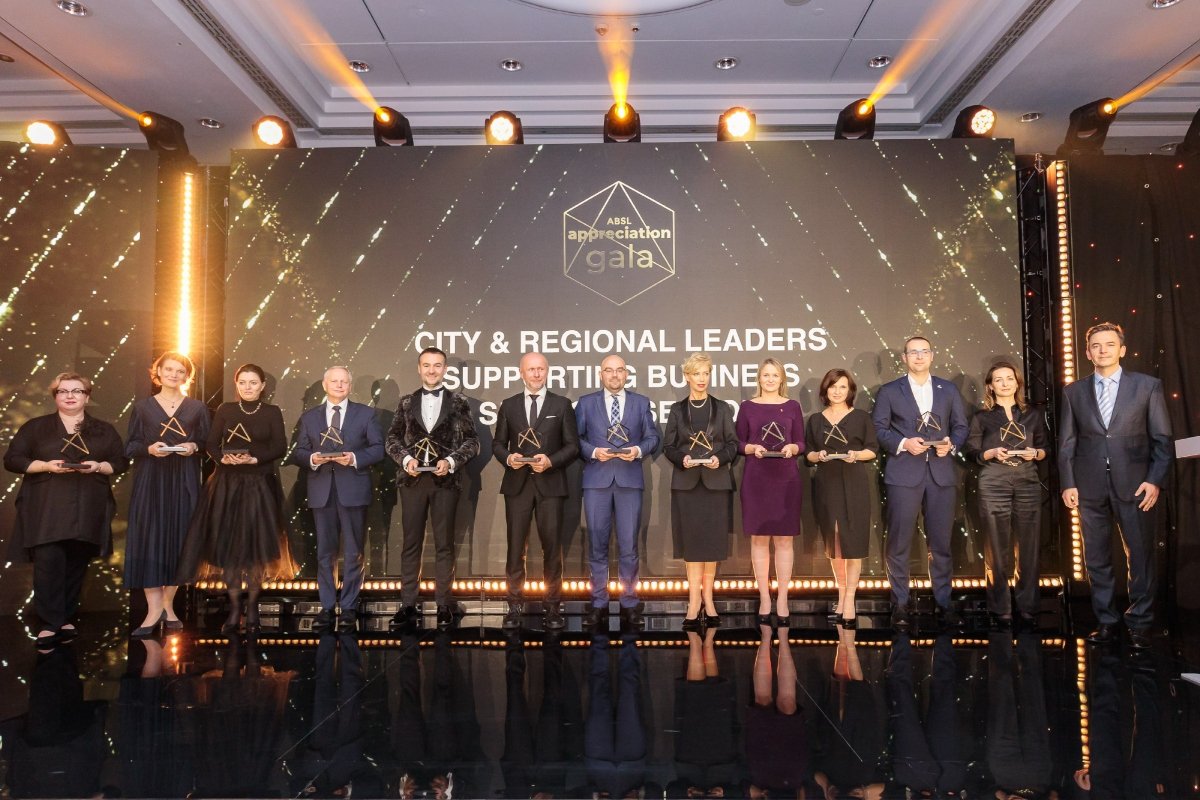 Wiceprezydentka Gdyni Katarzyna Gruszecka-Spychała (druga z lewej) oraz przedstawiciele pozostałych miast wyróżnionych w kategorii „City & Regional Leaders Supporting Business Services Sector” podczas ABSL Appreciation Gala // fot. materiały ABSL Poland