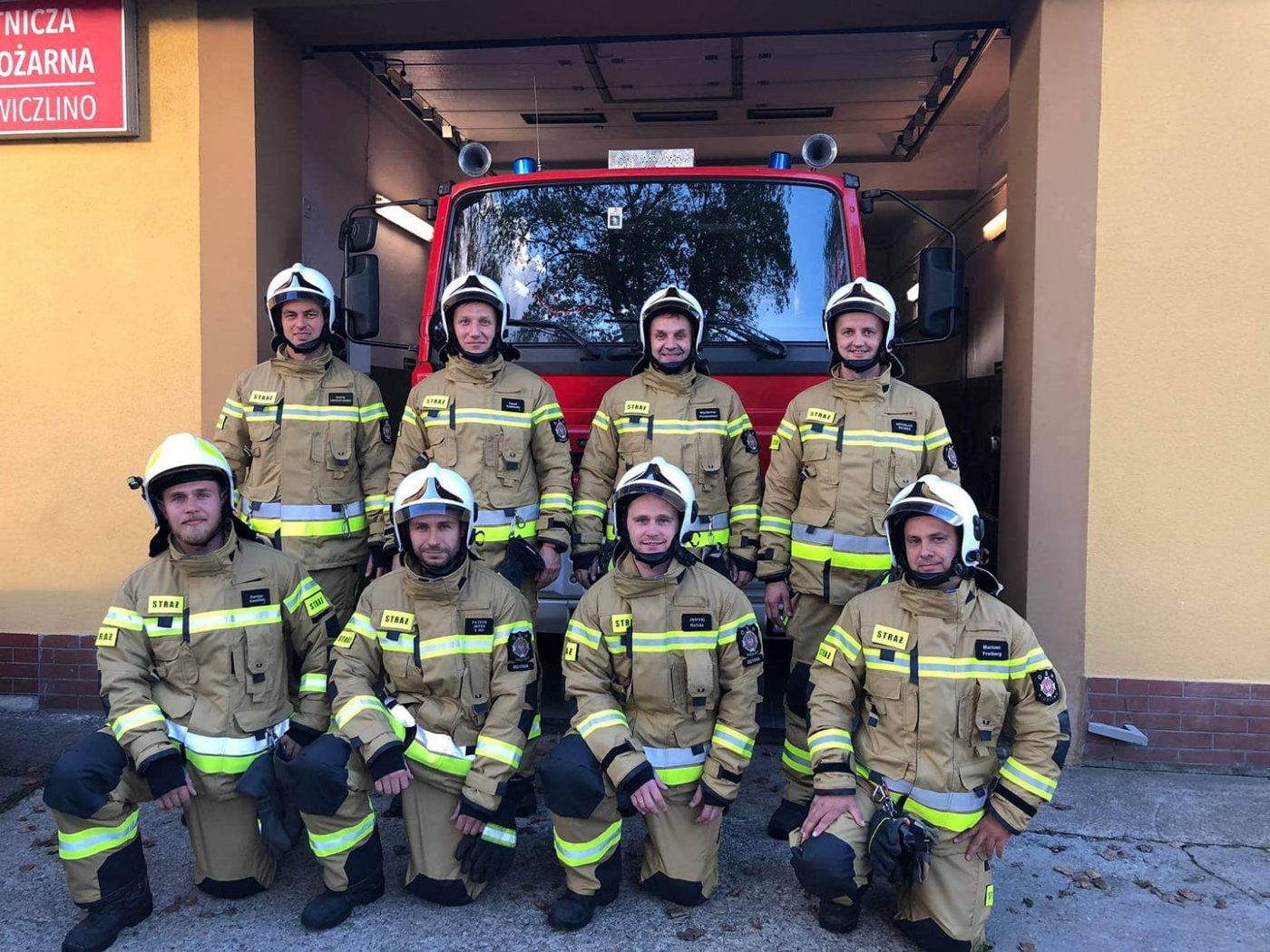 Ośmiu strażaków Ochotniczej Straży Pożarnej Wiczlino w nowym umundurowaniu, fot. OSP Wiczlino