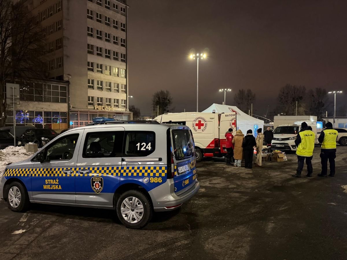 W ostatnią sobotę i niedzielę, już trzeci weekend z rzędu, na Placu Konstytucji w Gdyni działał punkt pomocy humanitarnej oraz punkt medyczny dla osób w kryzysie bezdomności (fot. Wydział Straży Miejskiej i Zarządzania Kryzysowego)