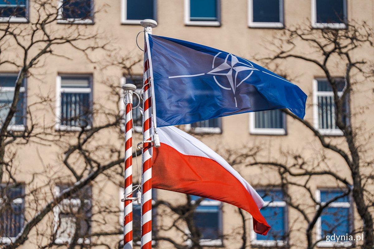 Flagi NATO i Polski powiewające na masztach na skwerze Kościuszki (fot. Mateusz Dietrich)