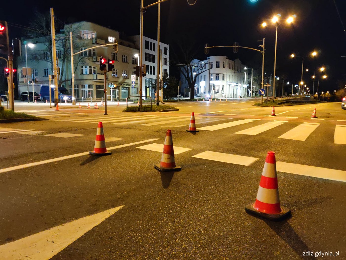 na zdjęciu widoczne oznakowanie, słupki i wymalowane oznakowanie poziome