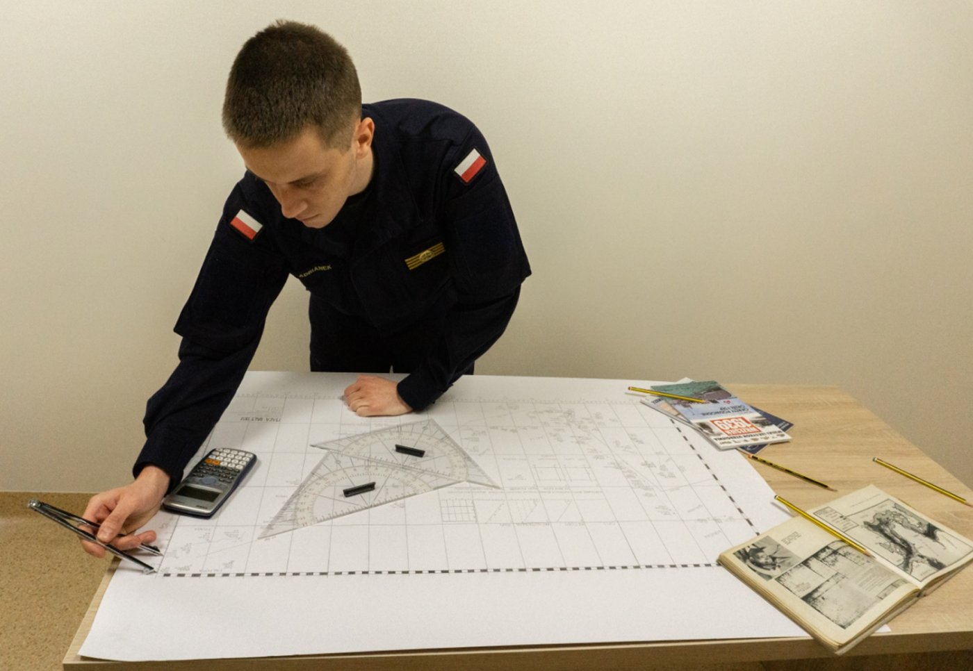 Janusz Adrianek (na zdjęciu) odtworzył mapy, którymi posługiwała się załoga legendarnego ORP „Orzeł”, fot. mat. prasowe Akademii Marynarki Wojennej w Gdyni