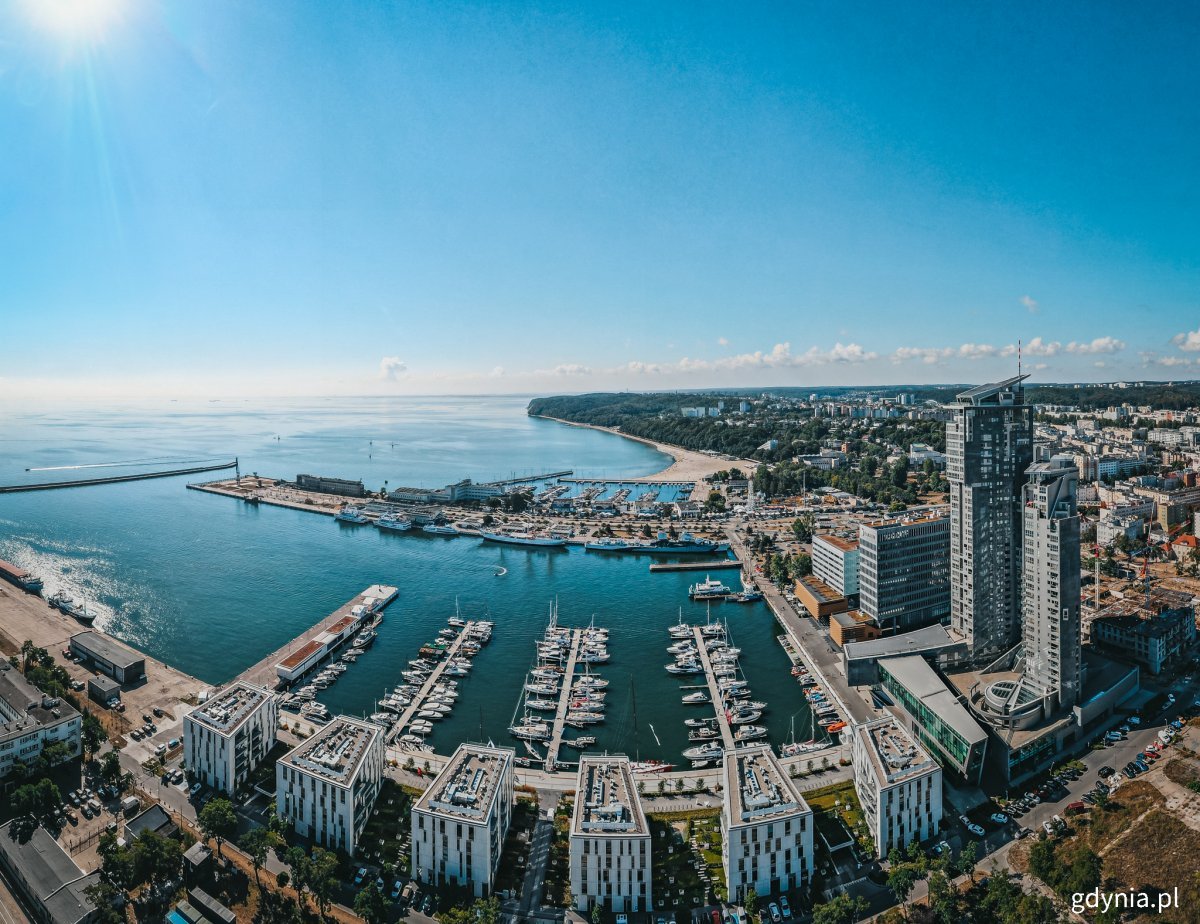 Gdynia przyciąga turystów m.in. wyjątkowym w kraju stykiem wielkomiejskiego Śródmieścia z morzem - plażą i mariną. Fot. Marcin Mielewski