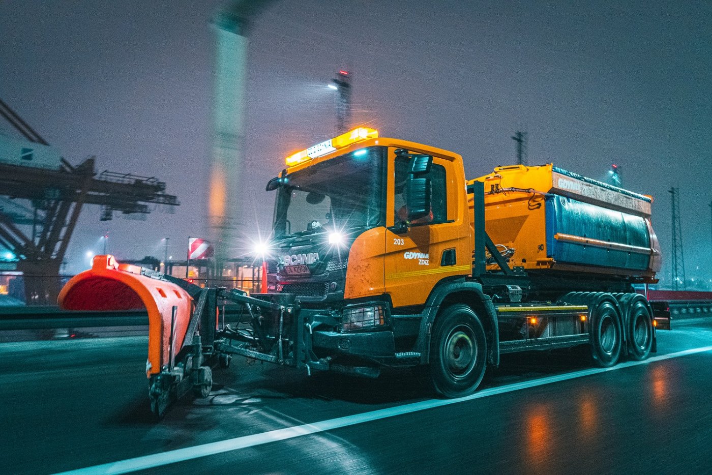 Pługo-posypywarka na Estakadzie Kwiatkowskiego // fot. Scania Polska S.A.