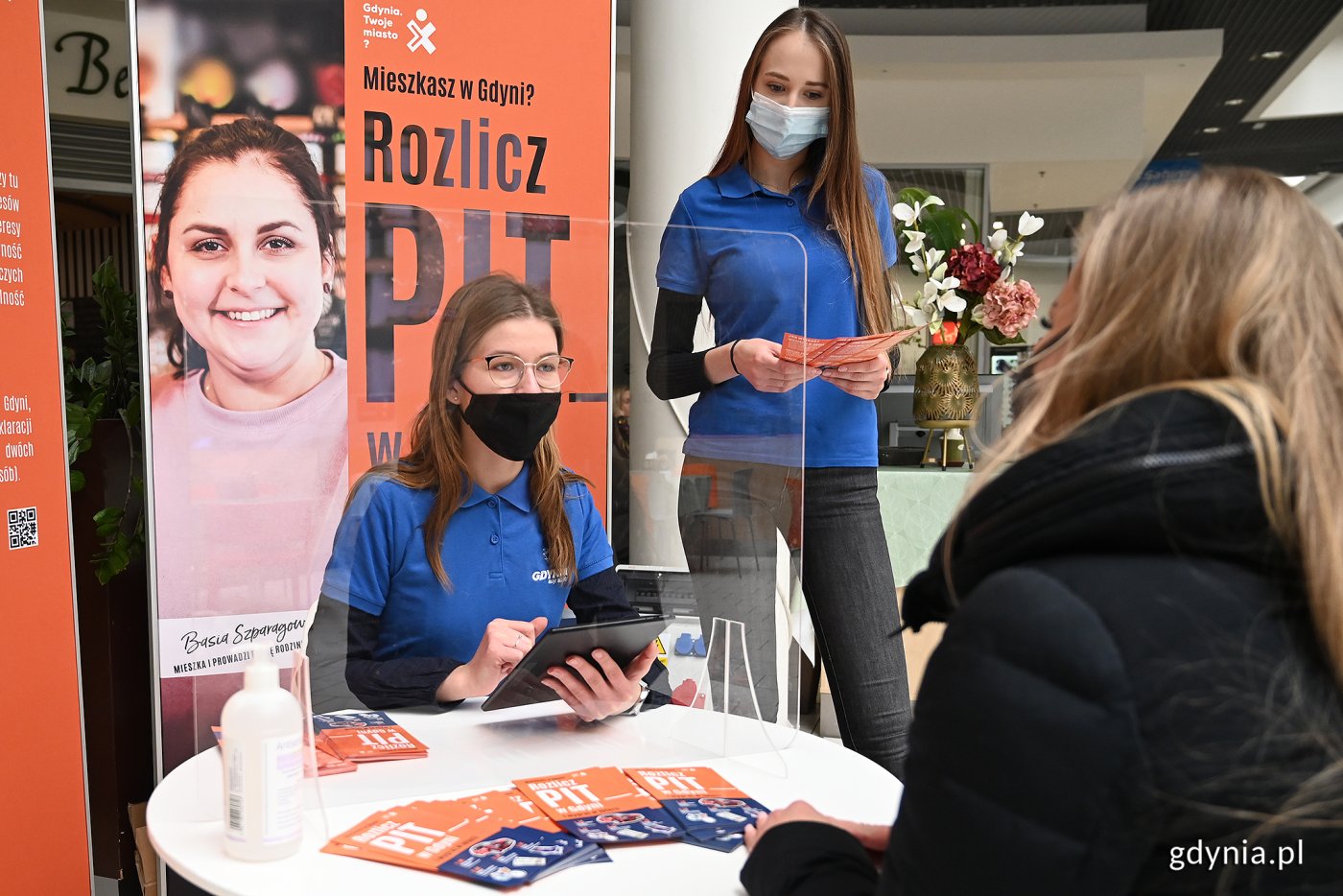 W sobotę, 12 marca konsultacje na temat loterii „Rozlicz PIT w Gdyni” odbyły się w Galerii Szperk. Na zdj. dwie konsultantki podczas rozmowy z mieszkanką // fot. Michał Puszczewicz