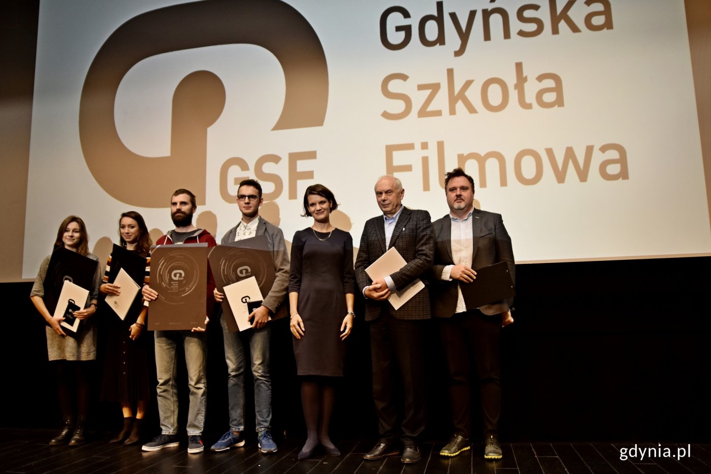 Dyplomy absolwentom gdyńskiej filmówki wręczali wiceprezydent Gdyni Katarzyna Gruszecka-Spychała i Leszek Kopeć - dyrektor Gdyńskiej Szkoły Filmowej // fot. Paweł Kukla