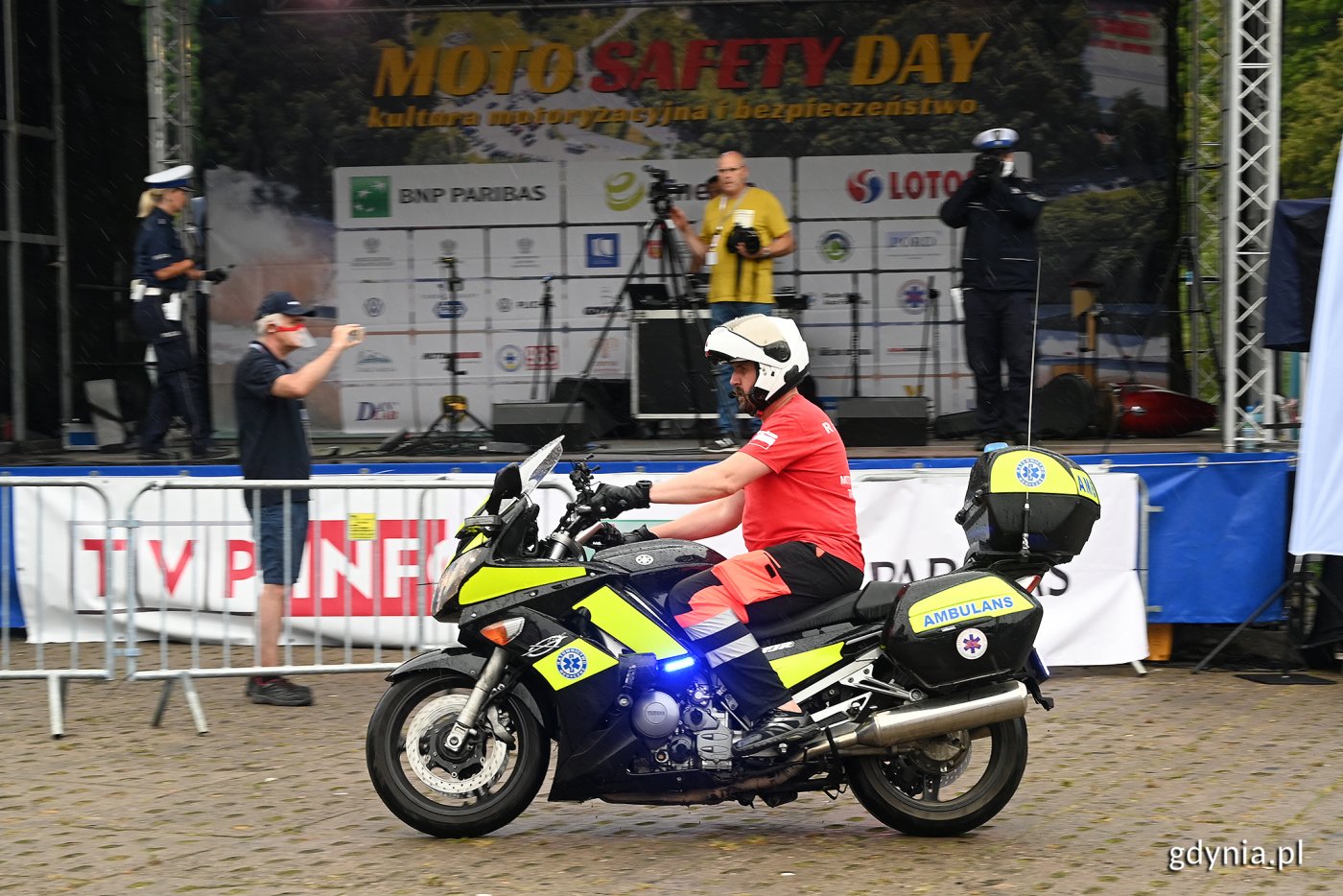 15. edycja Moto Safety Day na Polance Redłowskiej. Na scenie policjanci z mikrofonem, przed sceną ratownik medyczny na motocyklu z napisem: ambulans // fot. Michał Puszczewicz