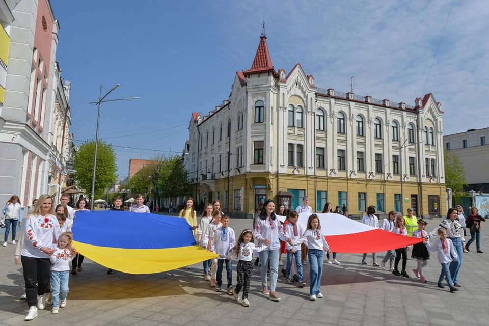 Uczniowie z Żytomierza symbolicznie świętowali 3 maja w dowód wdzięczności za pomoc, która płynęła z Polski - w tym także z Gdyni, fot. Żytomierska Rada Miejska / Facebook