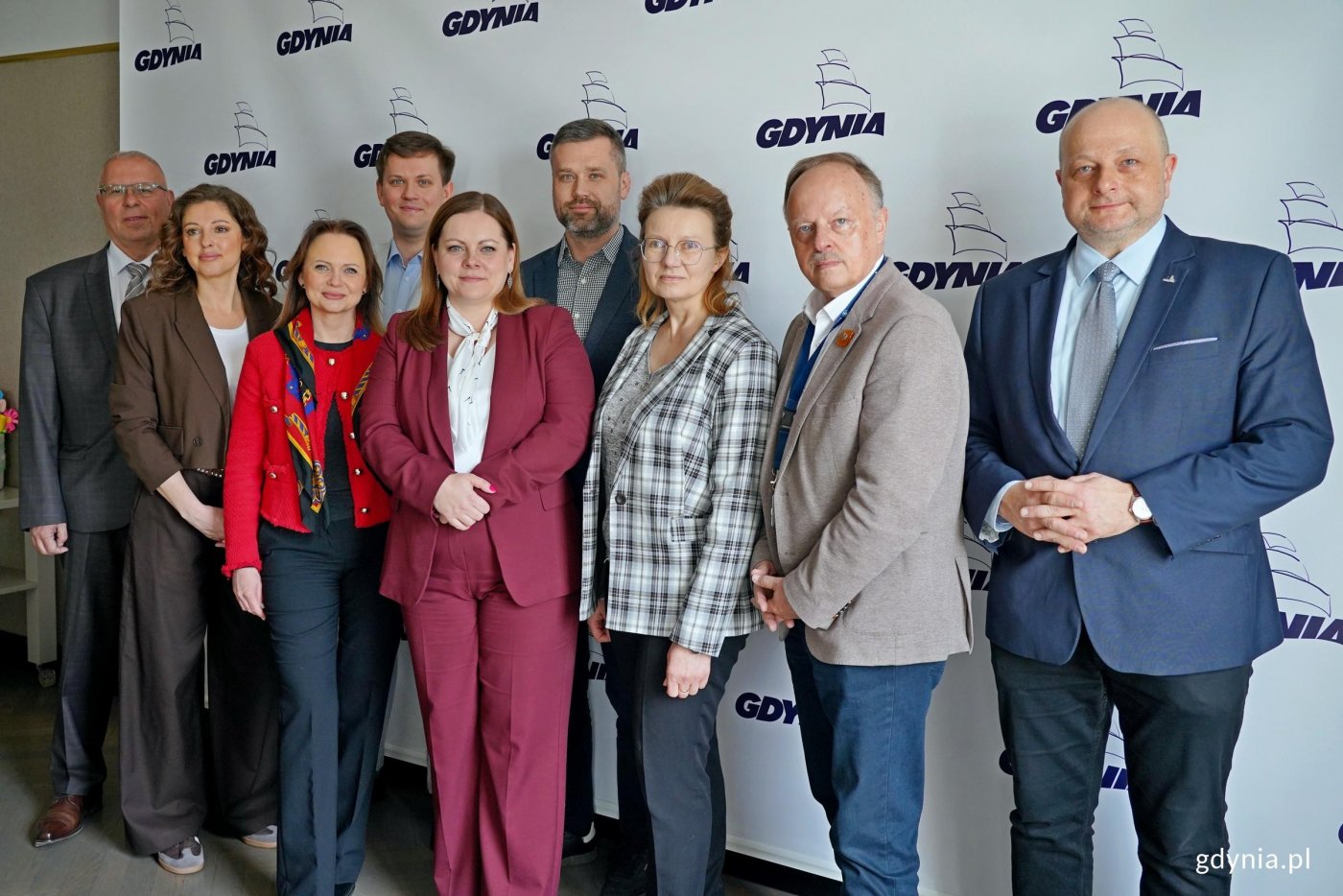 Przedstawiciele gdyńskiego samorządu – z prezydent Aleksandrą Kosiorek na czele, Zrzeszenia Kaszubsko-Pomorskiego, Urzędu Marszałkowskiego Województwa Pomorskiego, Agencji Rozwoju Gdyni, gdyńskiego oddziału Zrzeszenia Kaszubsko-Pomorskiego oraz Kaszubskiego Forum Kultury podczas spotkania roboczego na temat Światowego Zjazdu Kaszubów w Urzędzie Miasta Gdyni (fot. Magdalena Czernek)