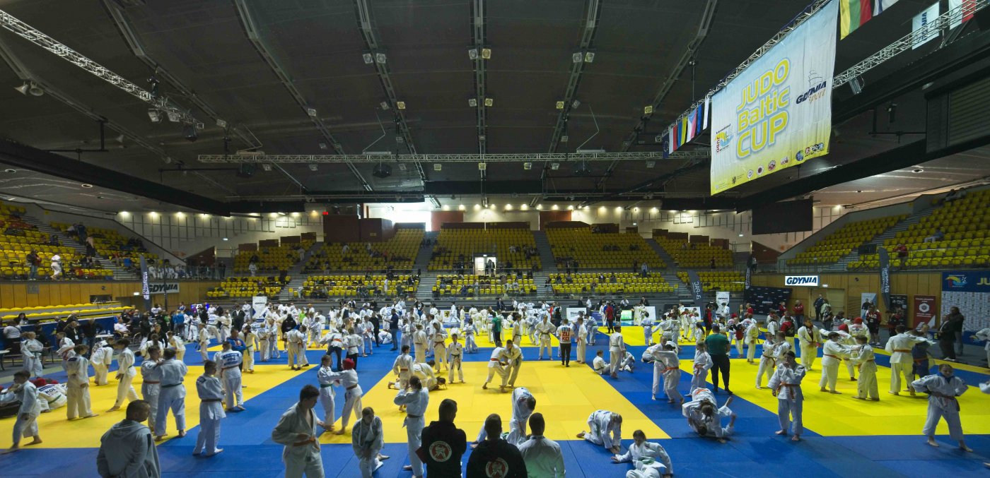 zawody Judo Baltic Cup - widok na zawodników walczących na matach.