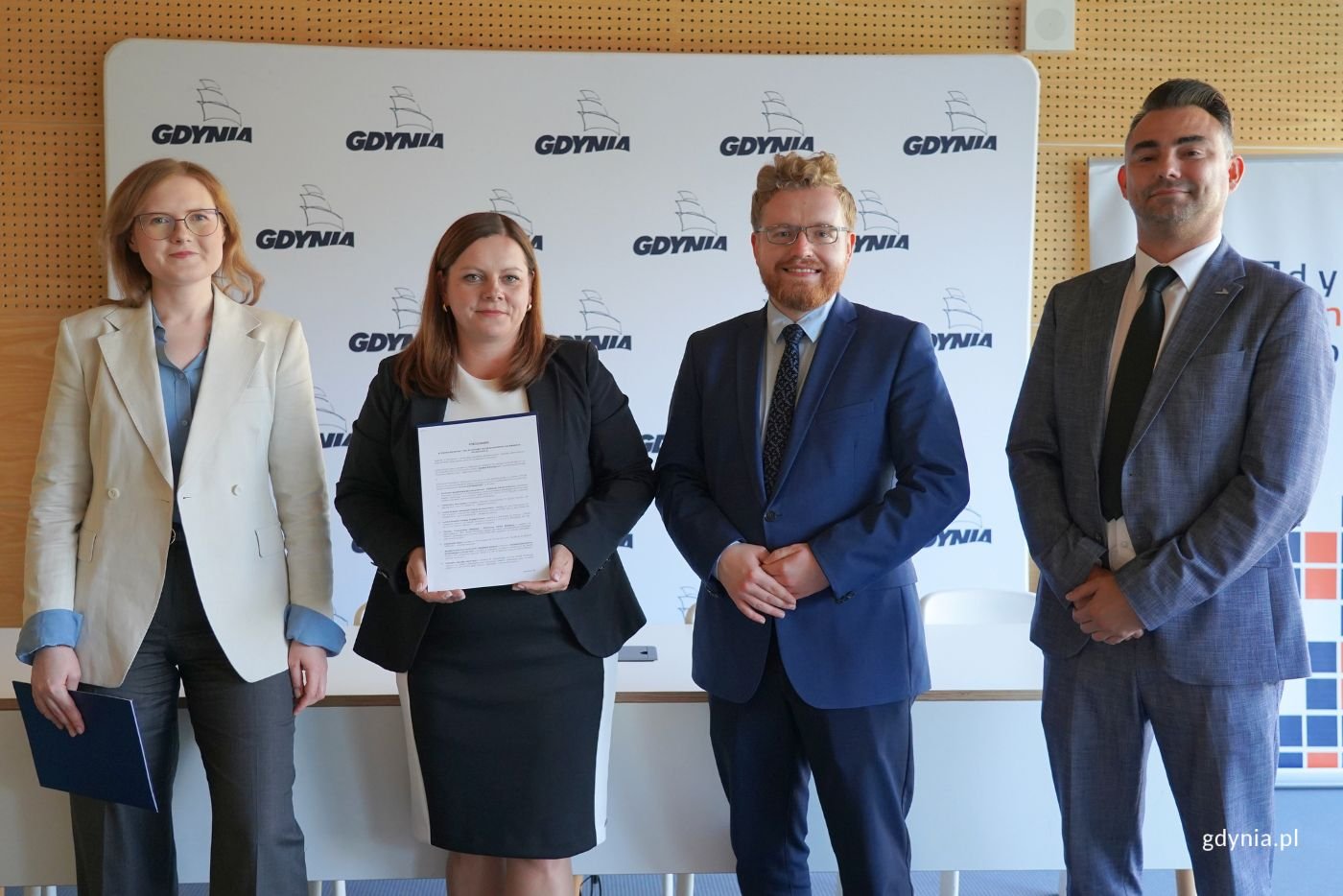 Na zdjęciu (od lewej): kierowniczka projektu HIVE AI Agnieszka Karlińska, prezydent Gdyni Aleksandra Kosiorek, sekretarz stanu w Ministerstwie Cyfryzacji Dariusz Standerski, dyrektor Gdyńskiego Centrum Informatyki Piotr Wiśniewski (fot. Magdalena Starnawska)