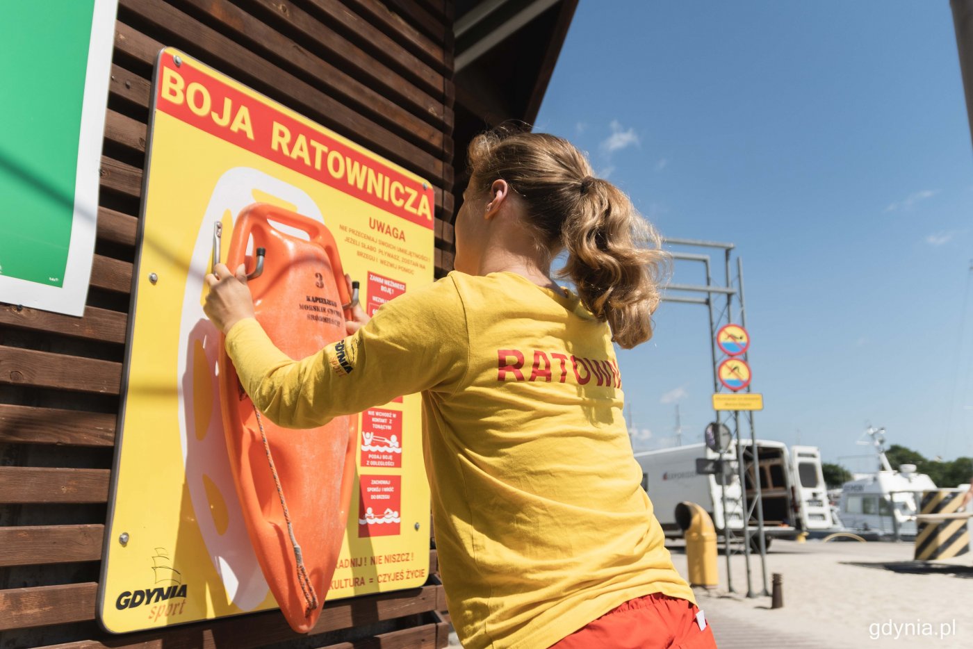 Gdyńska ratowniczka z bojką ratunkową (fot. gdyniasport.pl)