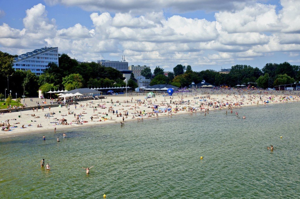 Aktualny stan gdyńskich kąpielisk oraz kolor wywieszonych flag można również sprawdzić na stronie plaze.gdyniasport.pl. / fot. archiwum